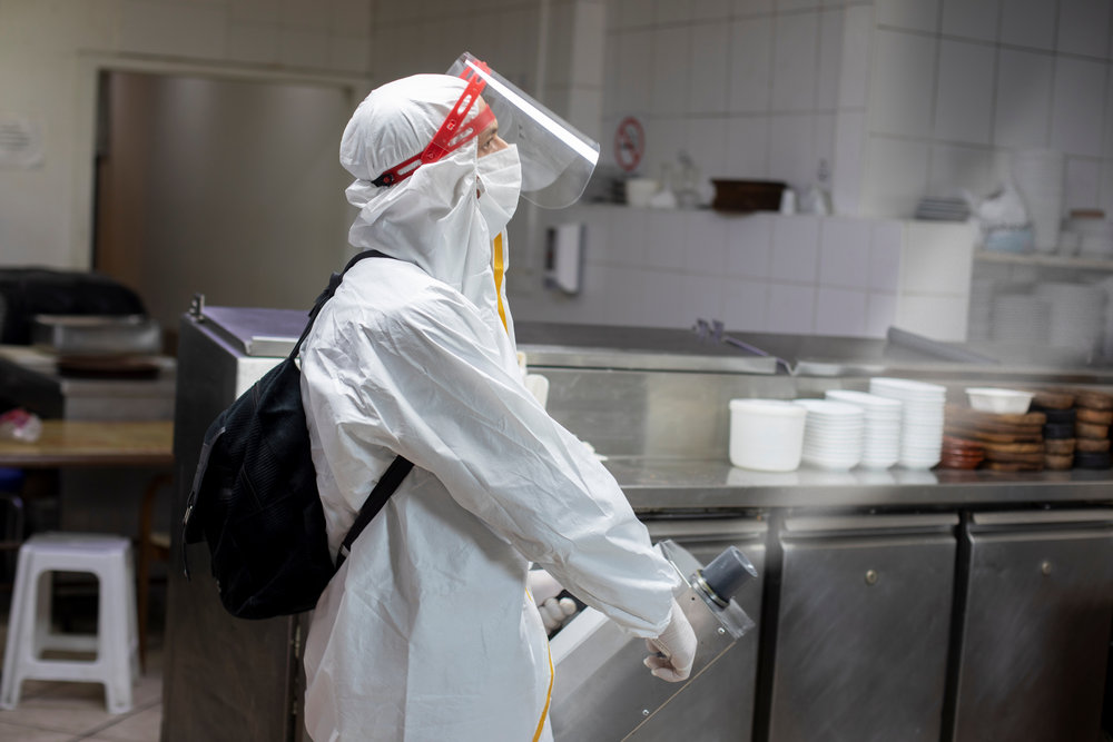 Распыление дезинфектора на предметы в помещении Распыление дезинфектора на предметы в помещении