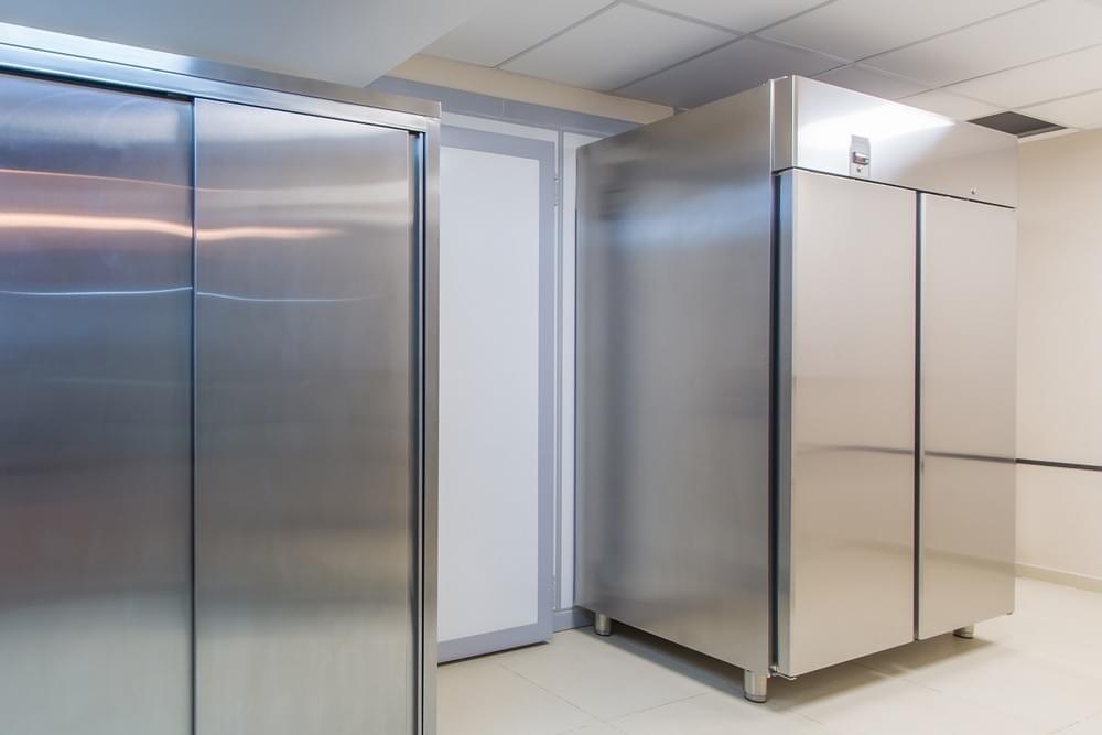 Морозильный шкаф на кухне ресторана Морозильный шкаф на кухне ресторана