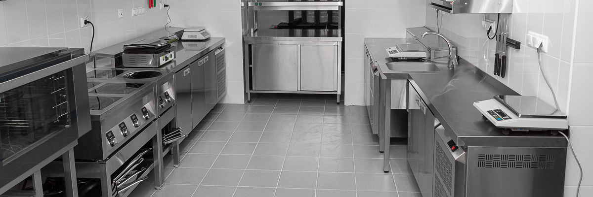 Холодильный стол в обстановке кухни ресторана Холодильный стол в обстановке кухни ресторана