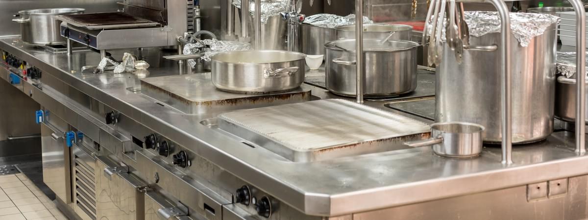 Промышленные электроплиты на кухне ресторана Промышленные электроплиты на кухне ресторана